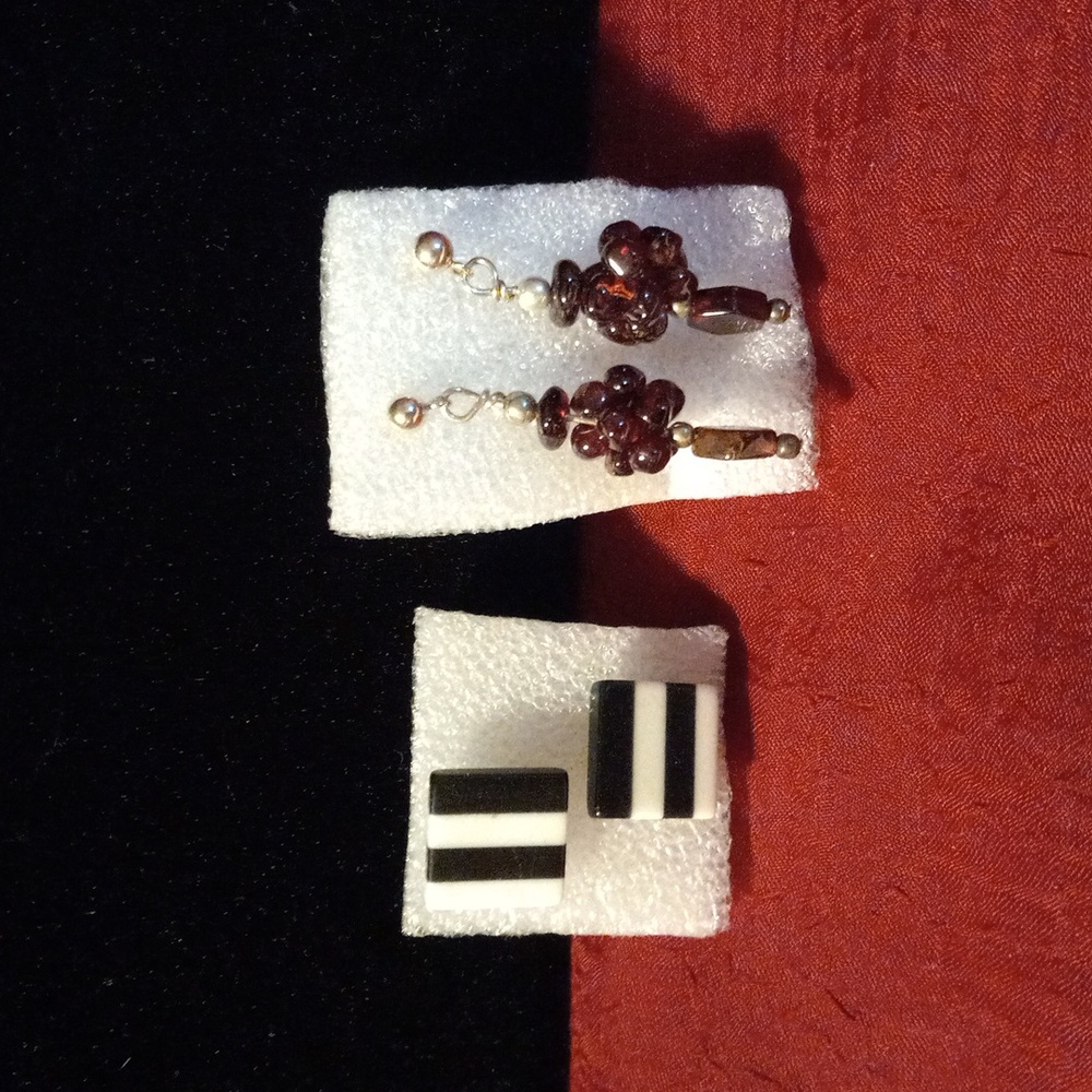 2 pairs of studded earrings